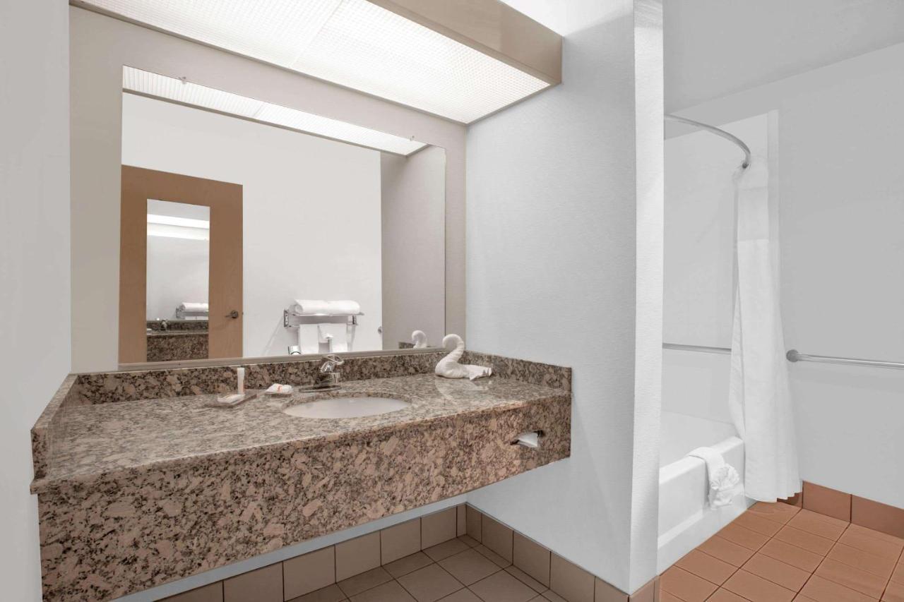 Hawthorn Suites By Wyndham Kent, Wa Luaran gambar